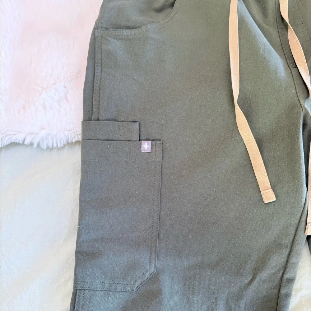 Women’s Figs Kades scrub pants - Picture 2 of 3